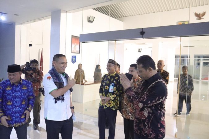 Wakil Menteri Agama (Wamenag) RI Saiful Rahmat Dasuki tiba di Pangkalpinang Kamis (17/10) pukul 18.00 waktu setempat. Disambut Penjabat (Pj) Sekretaris Daerah (Sekda) Kepulauan Bangka Belitung (Babel) Fery Afriyanto, Kamis (17/10/2024)