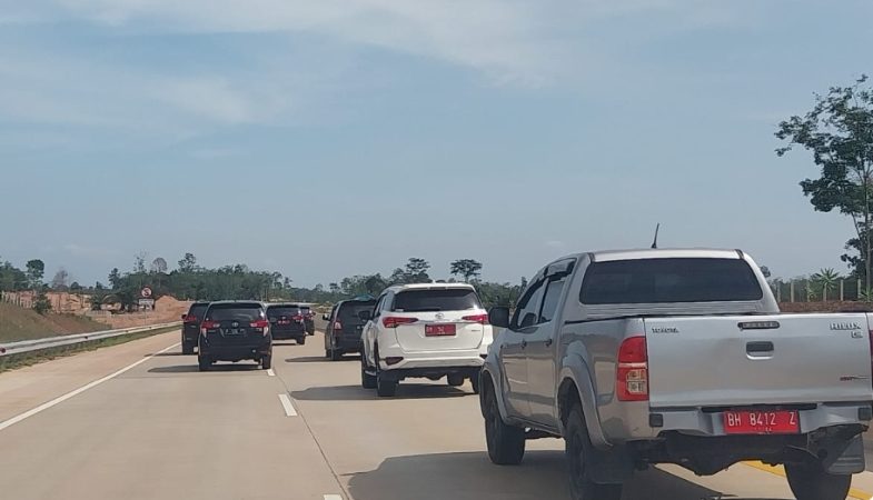 Sejumlah kendaraan mulai melintas di Jalan Tol. foto harianmuba