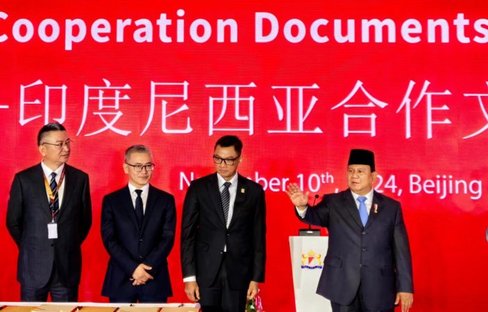 Presiden RI, Prabowo Subianto (kanan) mengatakan bahwa kerja sama bilateral ini menandai babak baru hubungan antara Indonesia dan China dan menjadi fondasi kuat dalam mewujudkan kemandirian energi yang direalisasikan dengan penandatanganan MoU antara PLN yang diwakili Direktur Utama PLN, Darmawan Prasodjo (kedua dari kanan), dengan Director and General Manager SDIC, Yu Haimiao (kedua dari kiri), dan CEO Huawei Indonesia, Guo Hailong (kiri).