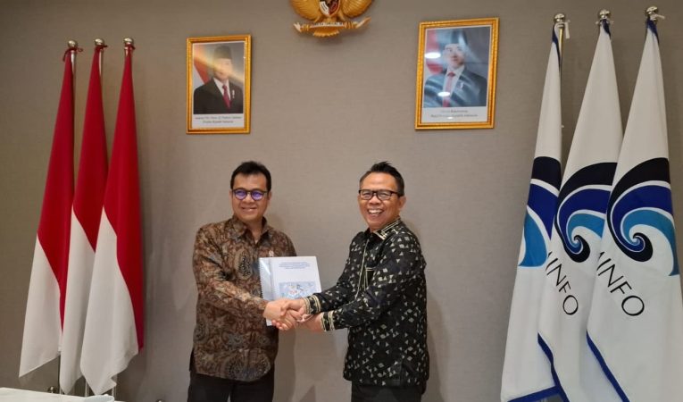Ketua Komite Tanggung Jawab Perusahaan Platform Digital untuk Jurnalisme Berkualitas (KTP2JB), Dr Suprapto Sastro Atmojo (kanan) menyerahkan dokumen Panduan Pelaksanaan Fungsi Pengawasan Pemenuhan Kewajiban Perusahaan Platform Digital untuk Jurnalisme berkualitas kepada Wakil Menteri Komunikasi dan Digital Nezar Patria dalam pertemuan di Kantor Kementerian Komunikasi dan Digital (Komdigi) di Jalan Medan Merdeka Barat, Jakarta Pusat, Senin (11/11/2024).