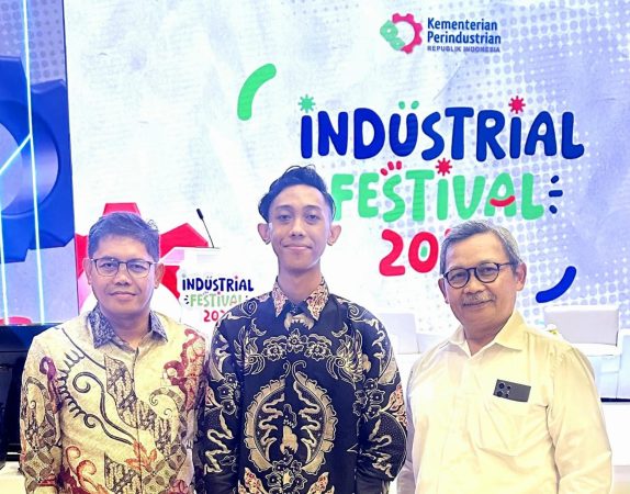 Sumber : Liputan (Jajaran Pejabat Kementerian Negara RI, Menteri Perindustrian RI, Dr.Agus Gumiwang Kartasasmita, M.Si, Sekretaris Jenderal (Sekjen) Kementrian Industri RI, Eko S.A Cahyanto S.H. LL.M, , Aditya Muhamad Bintang beserta jajaran lainnya (foto : ist).