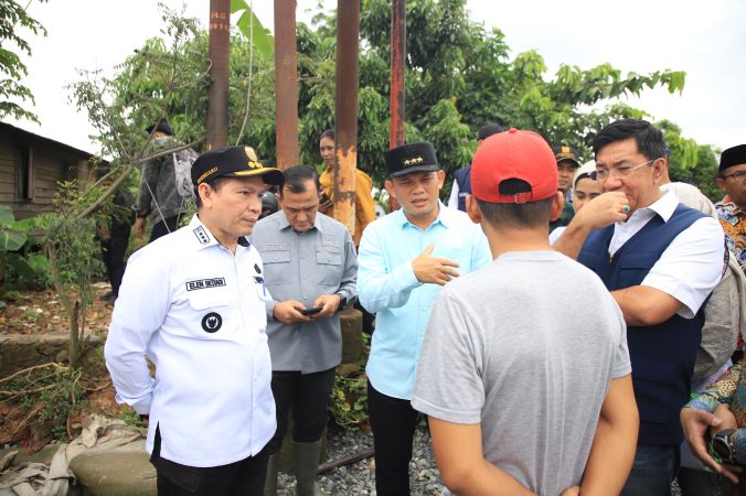 Penjabat (Pj) Gubernur Sumatera Selatan (Sumsel) Elen Setiadi, S.H., M.S.E bersama Sekda Provinsi Sumsel Drs H Edward Candra, MH dan Pj Walikota Palembang Dr. Cheka Virgowansyah meninjau Jalan Rusak yang berada di kawasan Gandus Palembang, Minggu (5/1/2025).