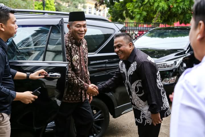 Kepala Dinas Kominfo Muba Herryandi Sinulingga saat menyambut Bupati Muba, HM Toha, Jumat (14/3/2025).