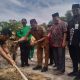 Penanaman pohon Matoa oleh Kepala Dinas LHK Pangkalpinang, B. Suharto didampingi Kepala Kemenag, H. Firmantasi dan Kacab Bank Sumsel Babel Syariah, Setiady Wijaya, Kepala MUI Pangkalpinang, H. Syamsuni Sholeh, Camat Bukit Intan, Amin. Foto/rahmat