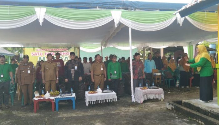 Menyanyikan lagu Indonesia Raya yang dipandu oleh ibu Maysaro