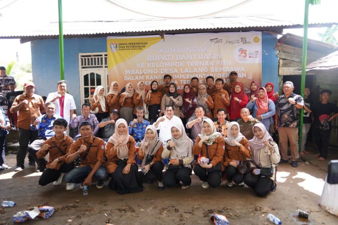 Bupati Banyuasin Dr H Askolani SH MH didampingi Sejumlah Kepala Perangkat Daerah eternakan mandiri Pitik Mbalong Binaan H. Arkoni MD
