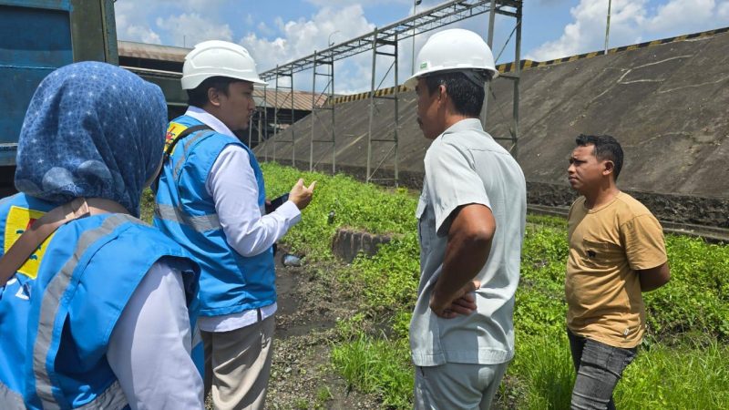 Petugas PLN melakukan survey ke lokasi PT Gunung Maras Lestari untuk rencana penyambungan listrik dari PLN. Foto: Humas PLN