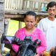 Putri istri Romi terharu usai menerima bantuan dari Bupati Muba HM Toha, Rabu (30/4/2025).