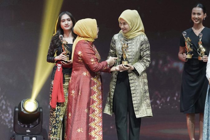 Menteri Pemberdayaan Perempuan dan Perlindungan Anak, Arifatul Choiri Fauzi (kedua dari kiri), menyerahkan langsung penghargaan kepada General Manager PLN Unit Induk Wilayah Bangka Belitung, Dini Sulistyawati (kedua dari kanan) yang meraih penghargaan dalam kategori kategori Women in Business Leadership dalam ajang Women Inspiration Forum & Award 2025. Foto/Humas PLN