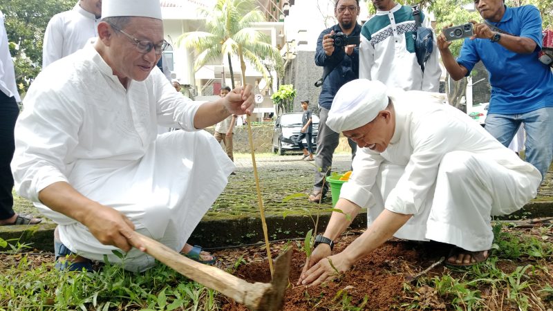 KH. Muhammad Arifin Ilham, Yayasan Majelis Azzikra and Yayasan EcoMasjid bersama melaksanakan penanaman 20.000 pohon di Hutan Wakaf Azzikra, Sentul dan Gunung Sindur. Foto/ist