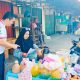 Petugas PLN menjelaskan kepada Penjual Makanan di Pasar Tradisional mengenai bahaya levering dan Kemudahan menggunakan PLN Mobile. Foto/Humas PLN