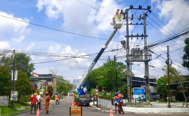 Tim PDKB PLN UP3 Bangka melakukan pemeliharaan jaringan 20kV tanpa padam. Foto/ Humas PLN