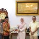 Wakil Gubernur Hellyana saat menerima cendera mata dari Muhammad Marasabessy Sekretaris Dinas Pariwisata, Kepemudaan dan Olahraga Kabupaten Halmahera Barat. Foto/Diskominfo