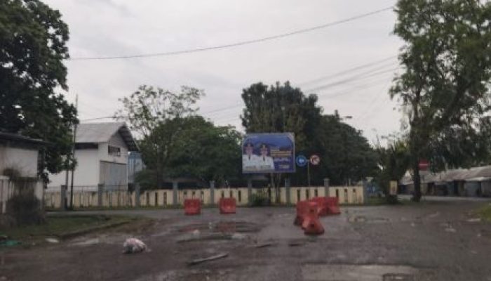 Lubang Menganga Mengancam Keselamatan Pengendara