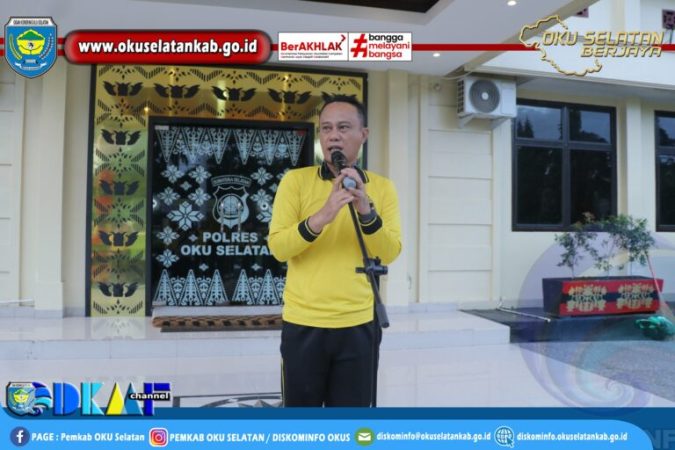 Wakapolres Ogan Komering Ulu (OKU) Selatan, Kompol Hendro Suwarno, S.H., memimpin apel persiapan gotong royong kawasan wisata Danau Ranau, di halaman Mapolres OKU Selatan, Jumat (6/2/2026). Foto: ist