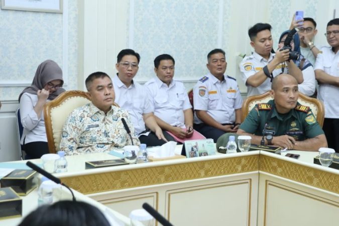 Sekretaris Daerah Kota Palembang, Aprizal Hasyim, bersama aparat keamanan dan OPD terkait mematangkan persiapan jelang pelaksanaan Ziarah Kubro 2026. Foto: ist