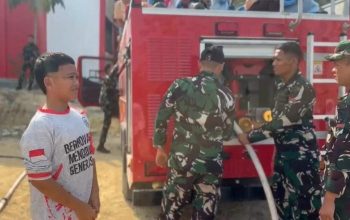 Yonif TP 946/DM Distribusikan Air Bersih ke SDN 11 Parittiga