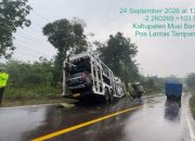 Tabrakan Maut Truk Muatan Mobil dan Pasir di Jalintim Muba