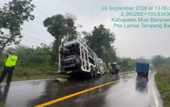 Tabrakan Maut Truk Muatan Mobil dan Pasir di Jalintim Muba