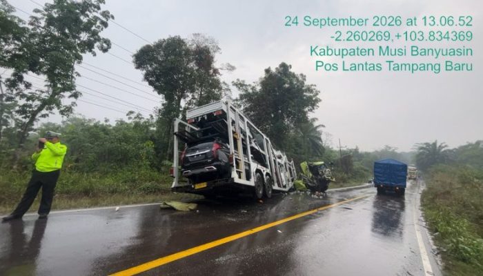 Tabrakan Maut Truk Muatan Mobil dan Pasir di Jalintim Muba