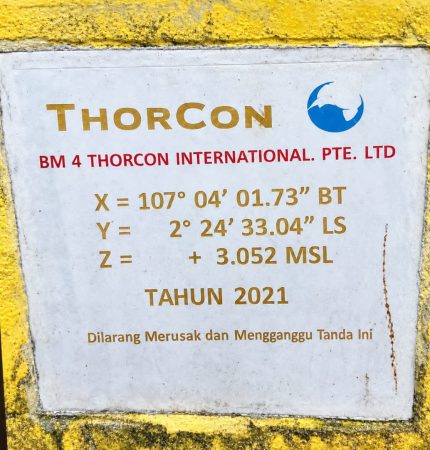 Patok semen bertuliskan nama ThorCon International Pte. Ltd. ditemukan di Pulau Gelasa, Kabupaten Bangka Tengah, Kepulauan Bangka Belitung. (Ist)