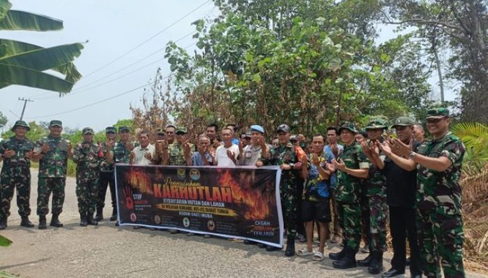 Tim Mabes TNI Turun Gunung Tangani Karhutla di Muba, Ingatkan Warga Tak Buka Lahan dengan Cara Dibakar